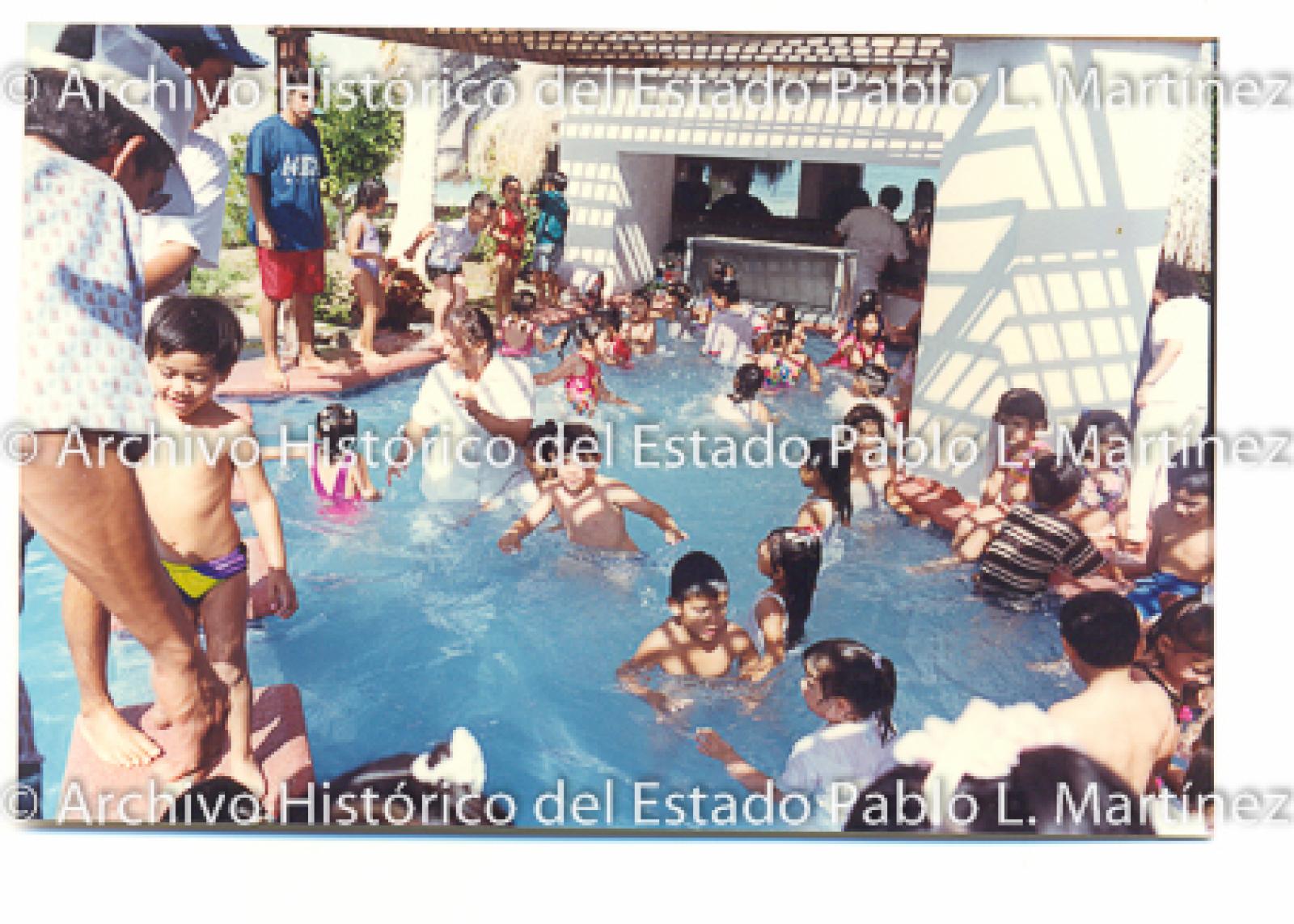 Hombres y niños en alberca.