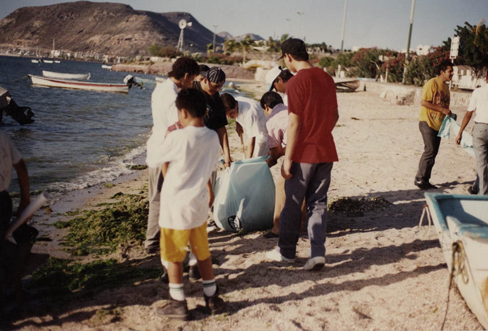 Hombres y niños en limpieza de la playas de La Paz, B.C.S.