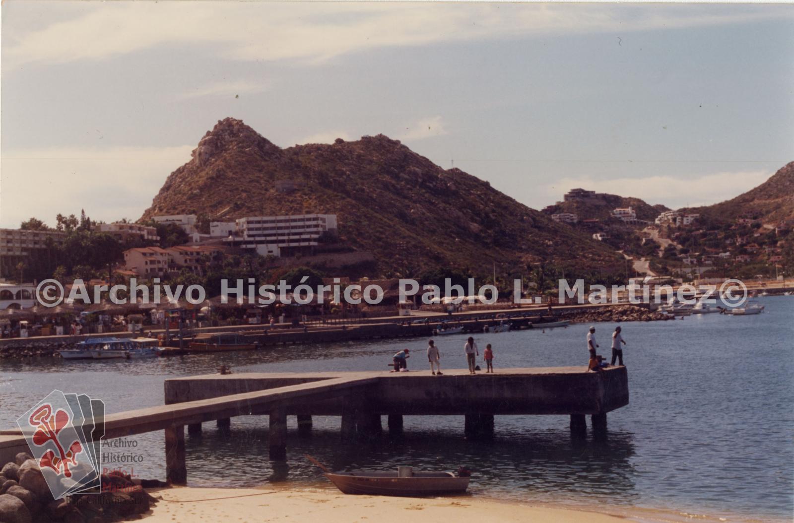 Hombres y niños en muelle. Cabo San Lucas, Baja California Sur.