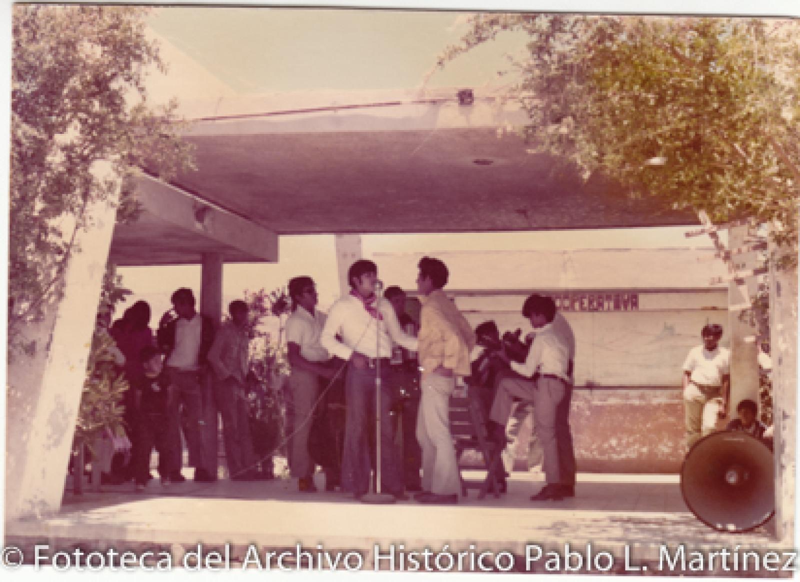Hombres y niños en patio de escuela