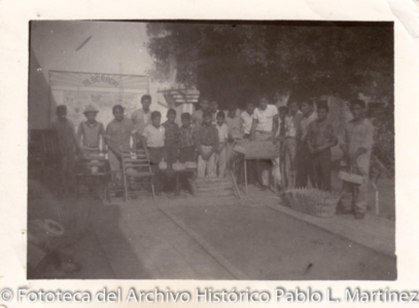 Hombres y niños, retrato de grupo