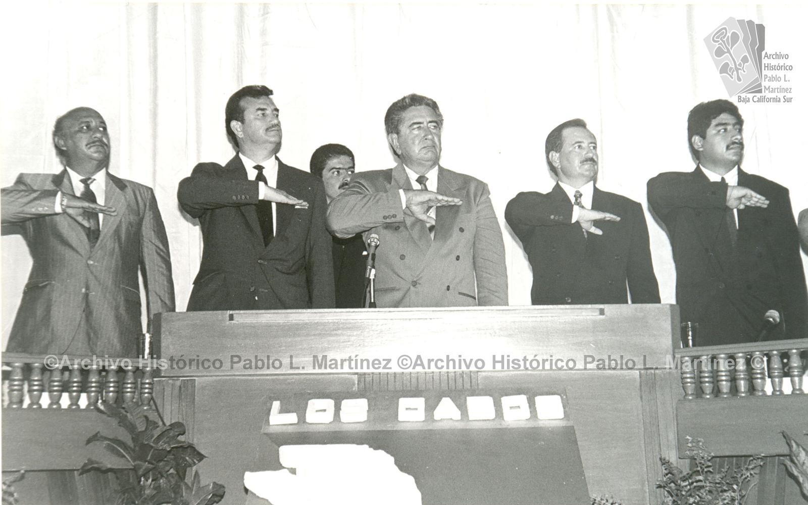 Honores a la bandera durante el tercer y último informe de gobierno de Manuel Salvador Castro Castro como presidente municipal de Los Cabos y, toma de protesta de Miguel Ángel Olachea Palacios como nuevo presidente municipal de Los Cabos, Baja California Sur.