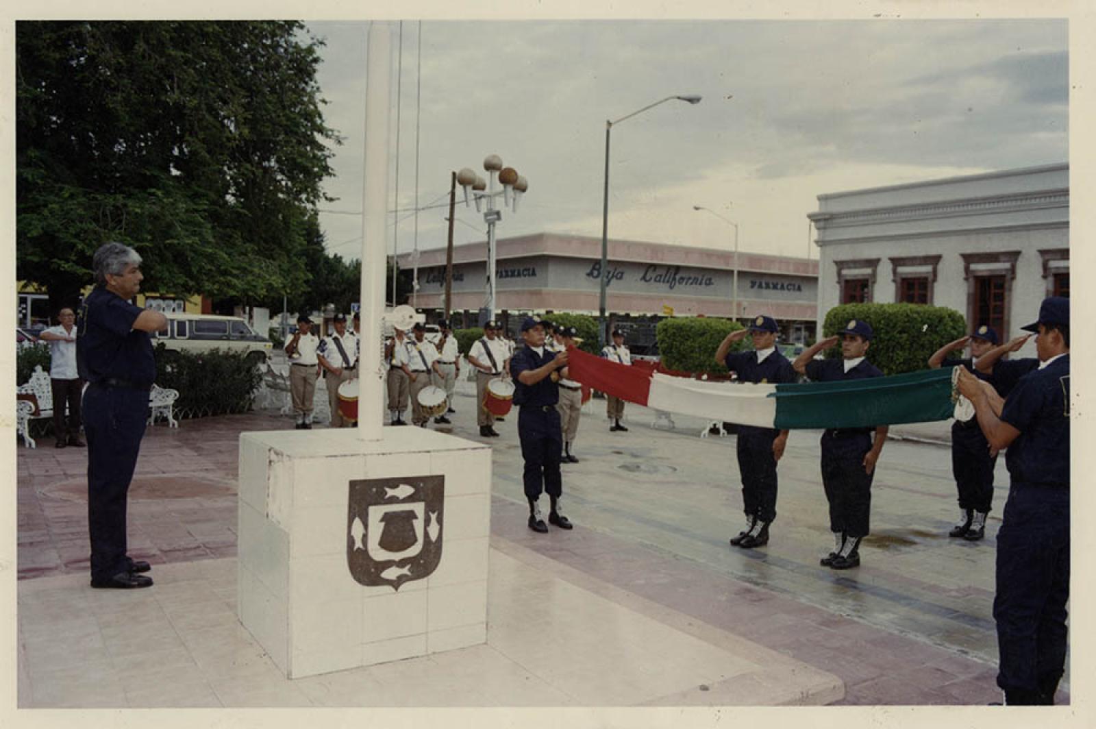 Honores a la bandera en el jardín Velasco.