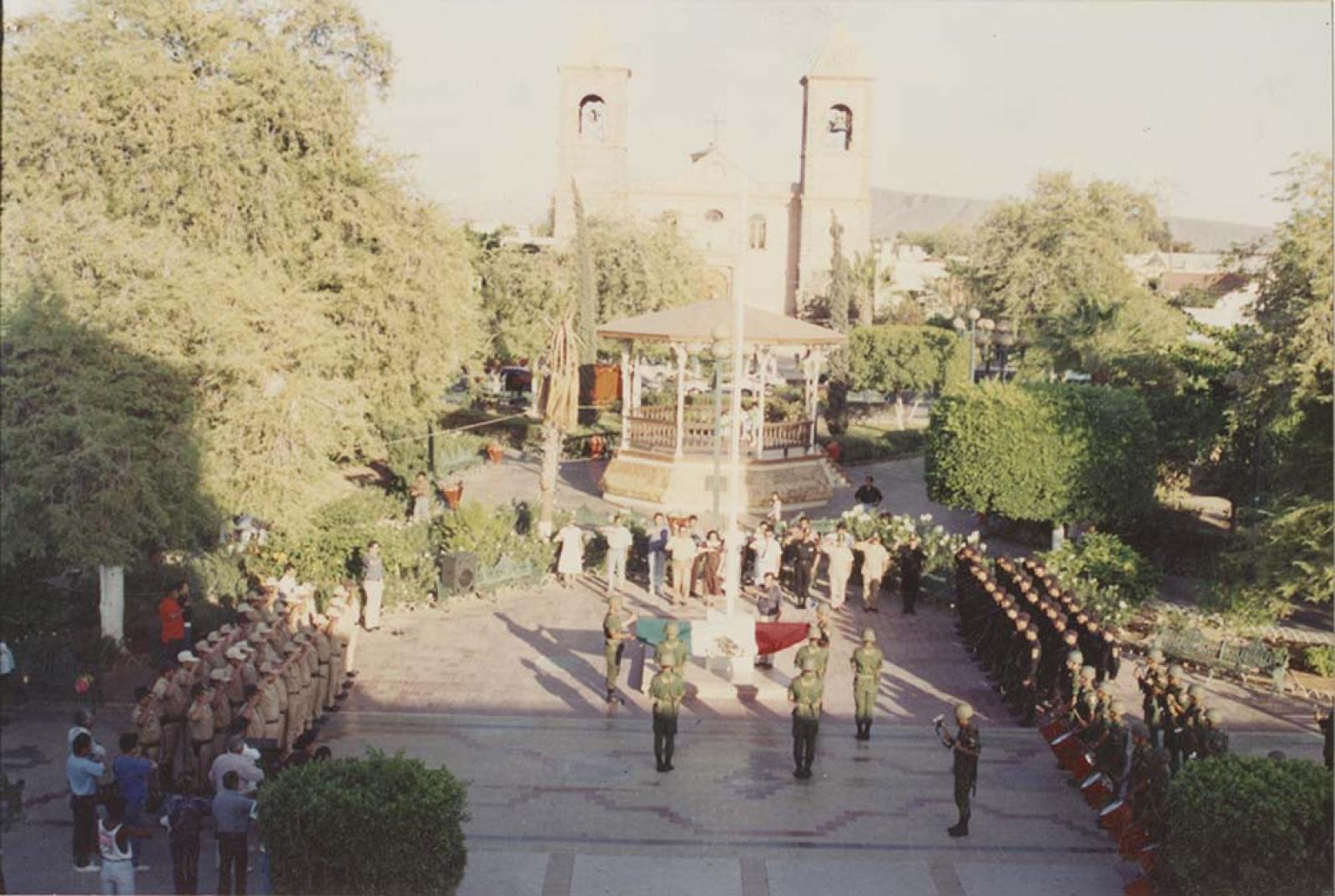 Honores a la bandera en el jardín Velasco.