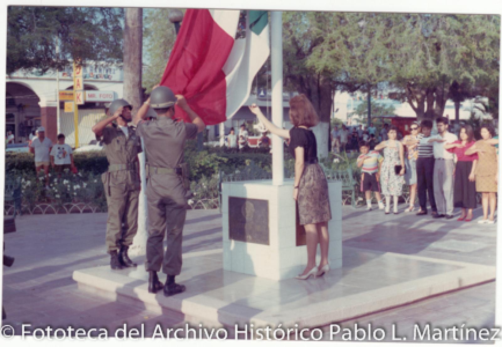 Honores a la bandera, en jardín Velasco.