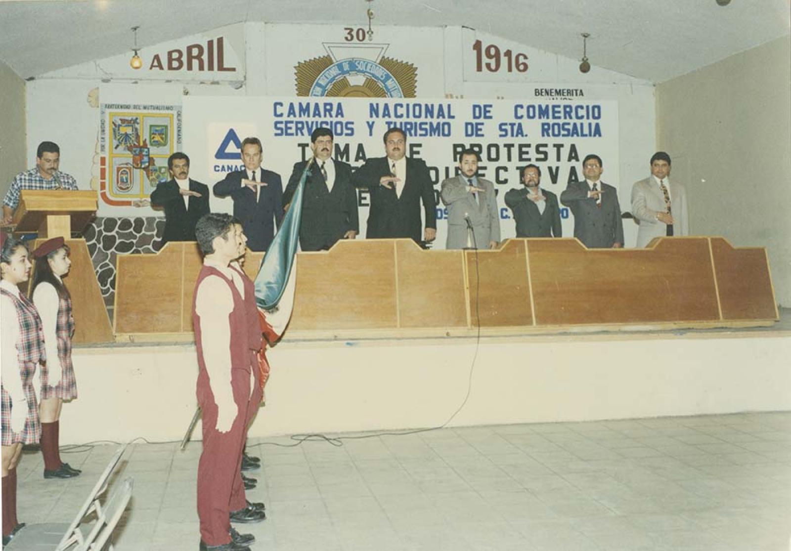 “Honores a la bandera en toma de protesta.”