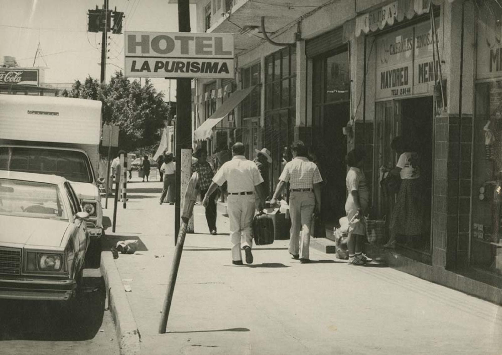 Hotel La Purísima y negocios, sobre la calle 16 de Septiembre.