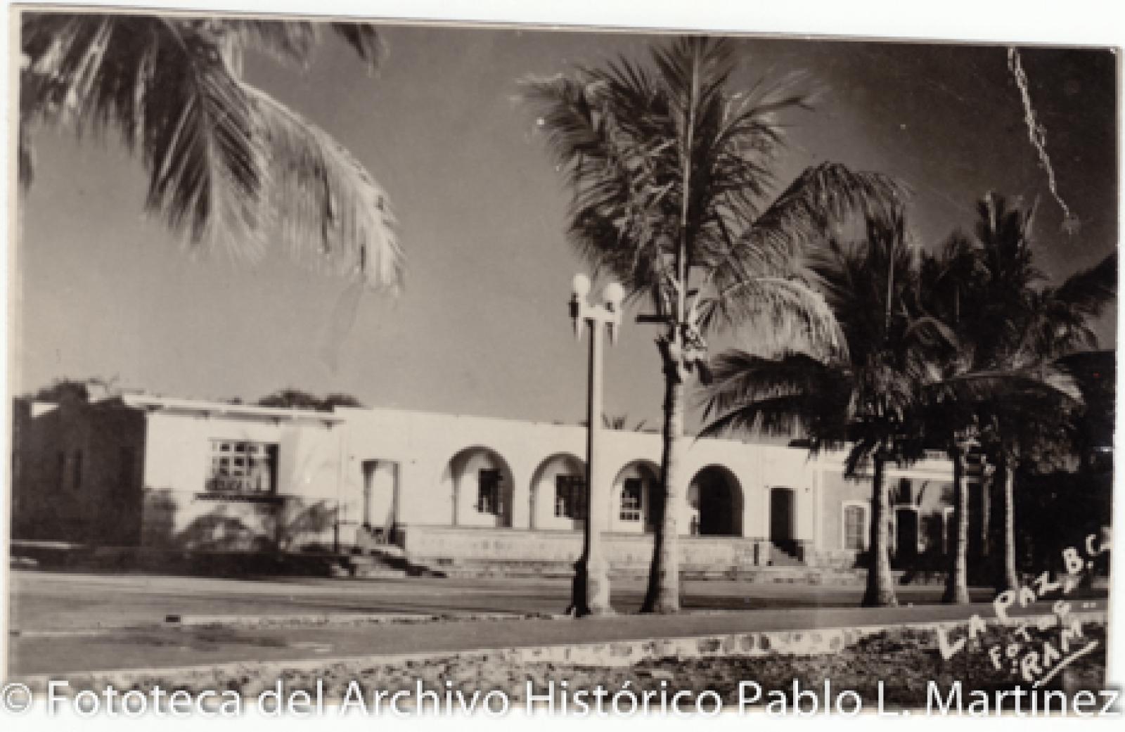 “Hotel Los Arcos”.