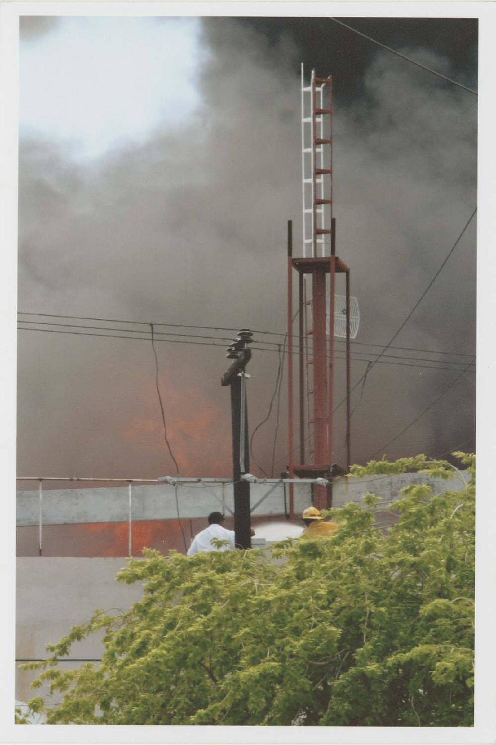 Humareda, en exterior de La Perla de La Paz.