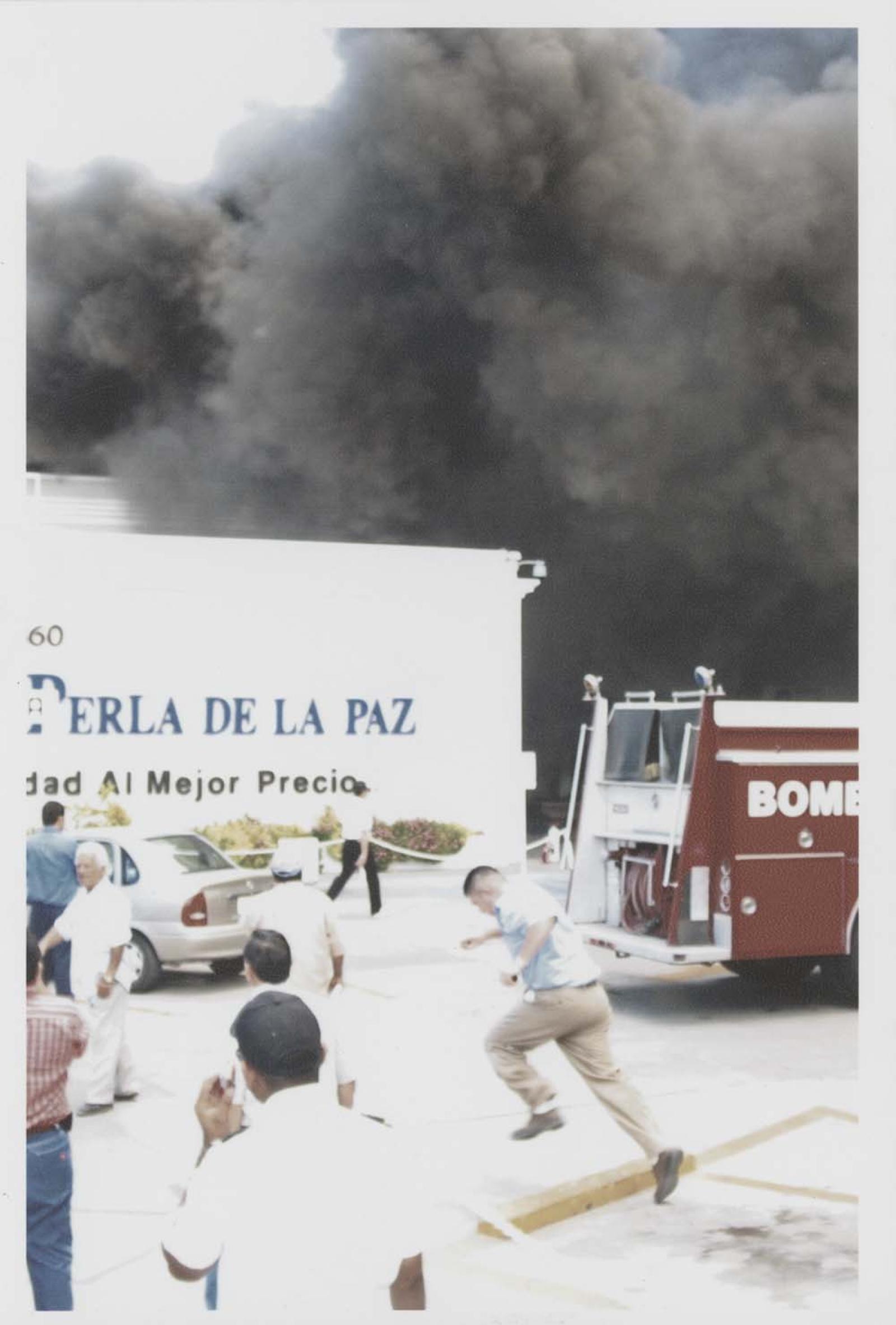Humareda, por incendio de La Perla de La paz.