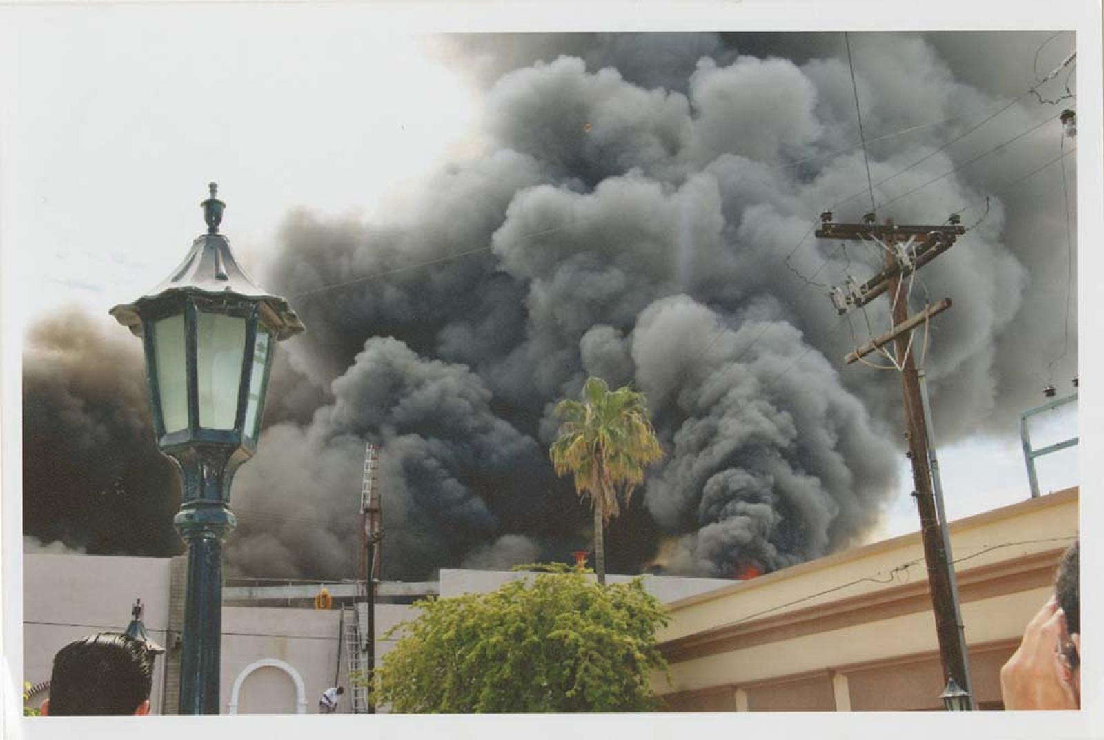 Humo que sale de instalaciones de La Perla de La Paz.