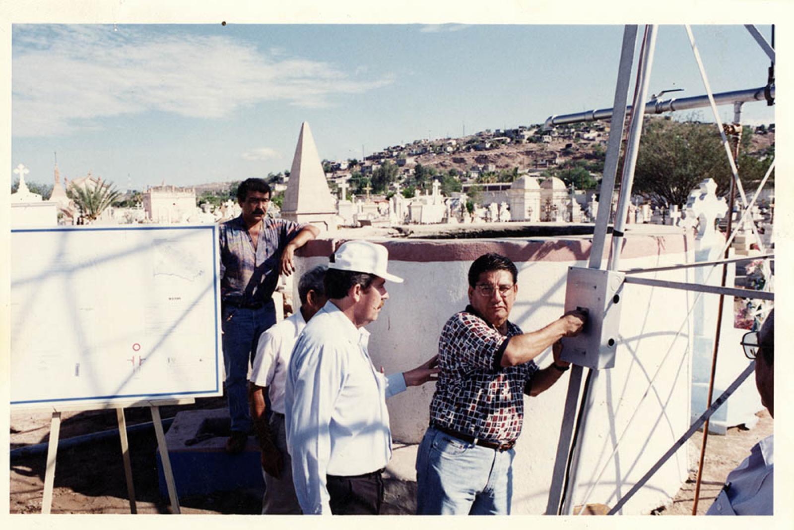 Inauguración de bombeo de agua en panteón.