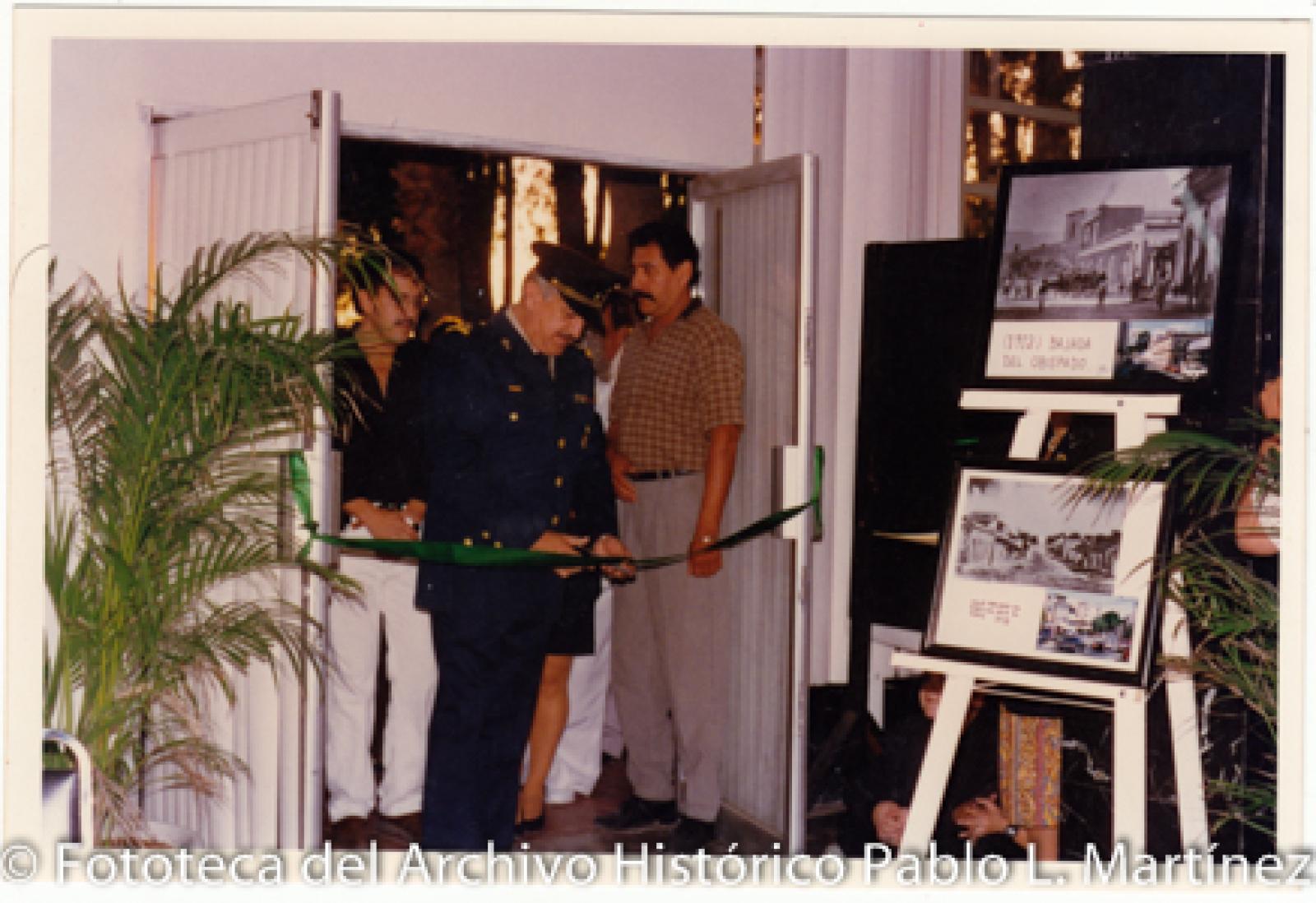 Inauguración de exposición de obras de arte.
