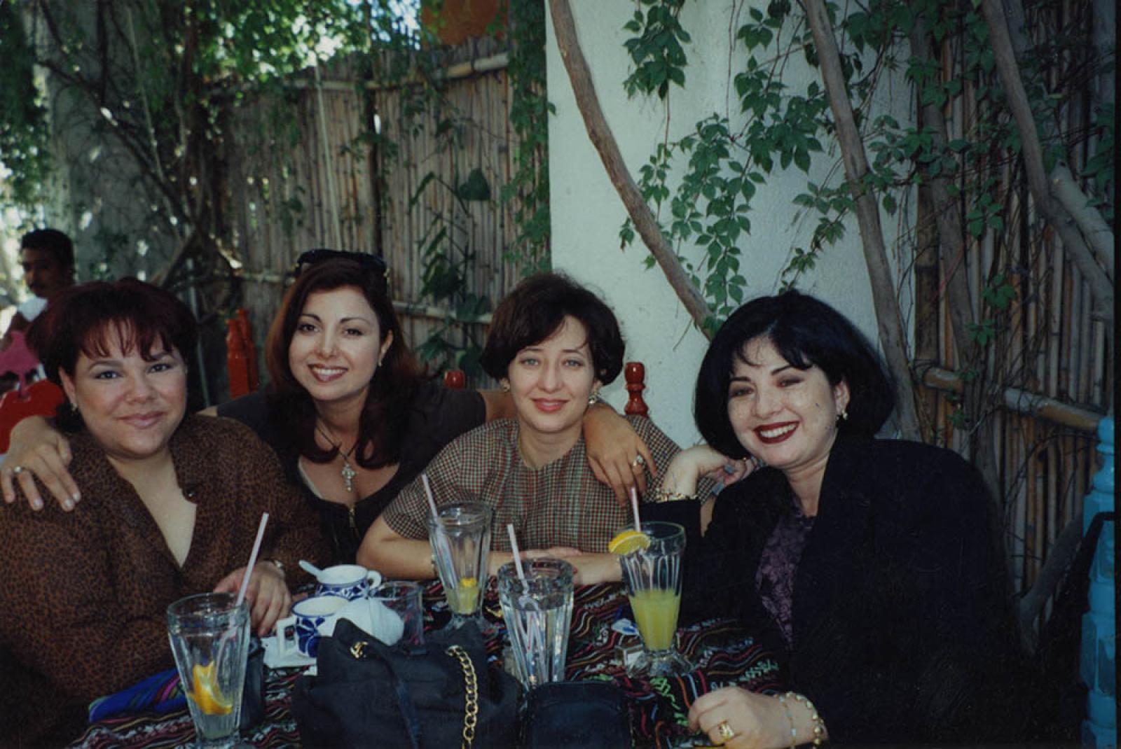 “Inés de Garzón, Selene Ogden, Pely de Avalos y Tere de Bobadilla en ameno desayuno.”