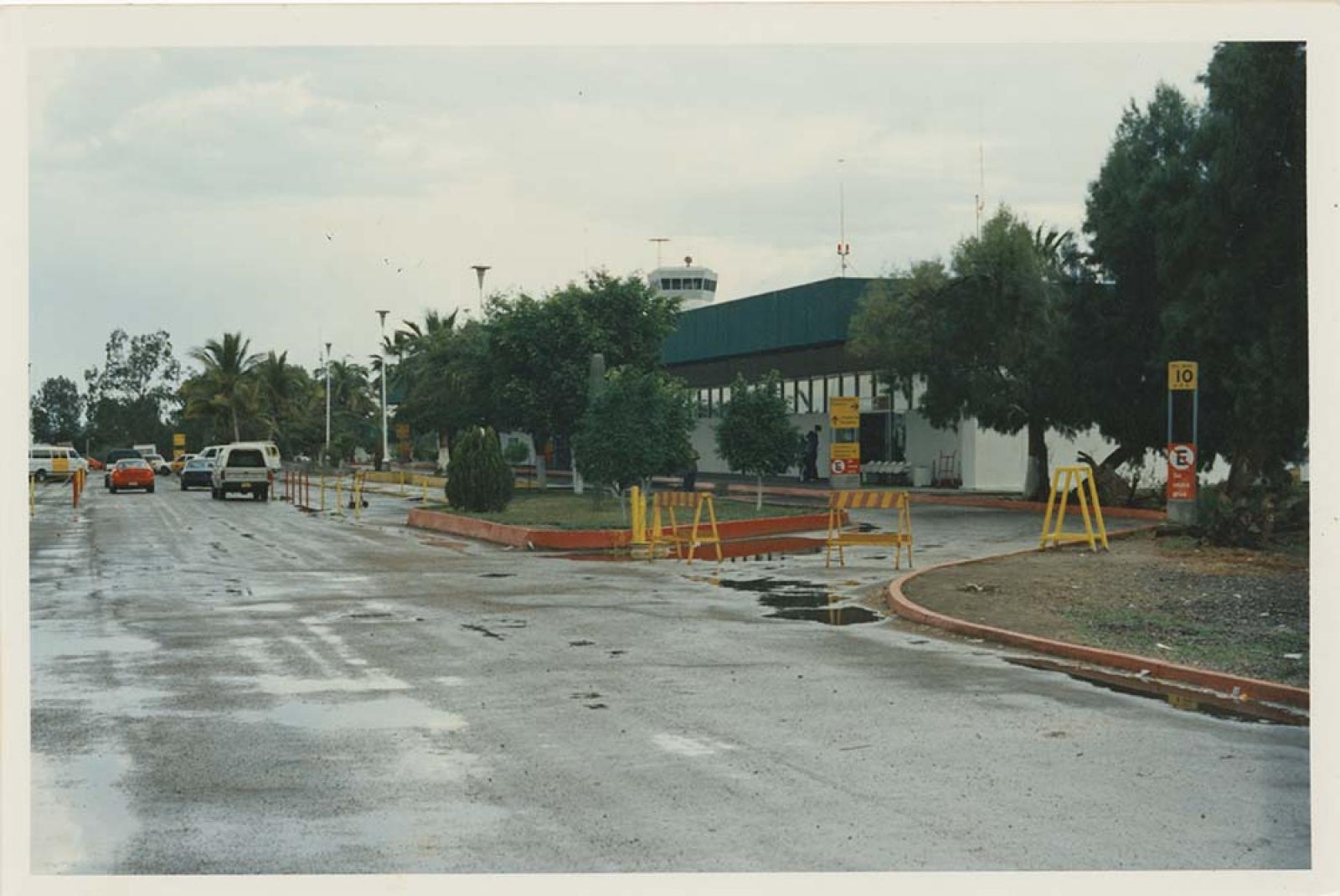 Instalaciones aeroportuarias, después de la lluvia.