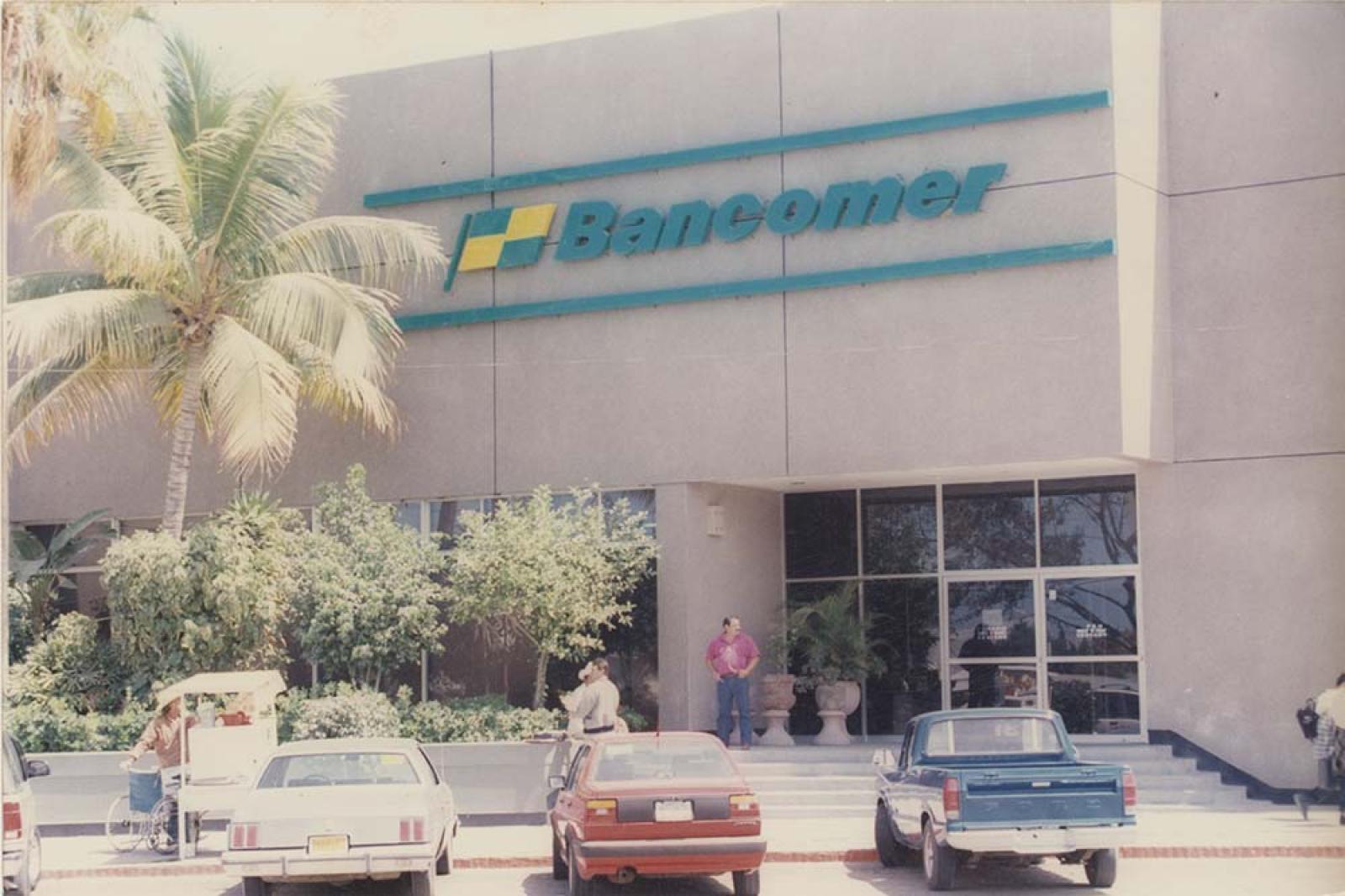 Instalaciones de Bancomer, en la esquina de las calles Isabel La Católica y Nicolás Bravo. La Paz, Baja California Sur.