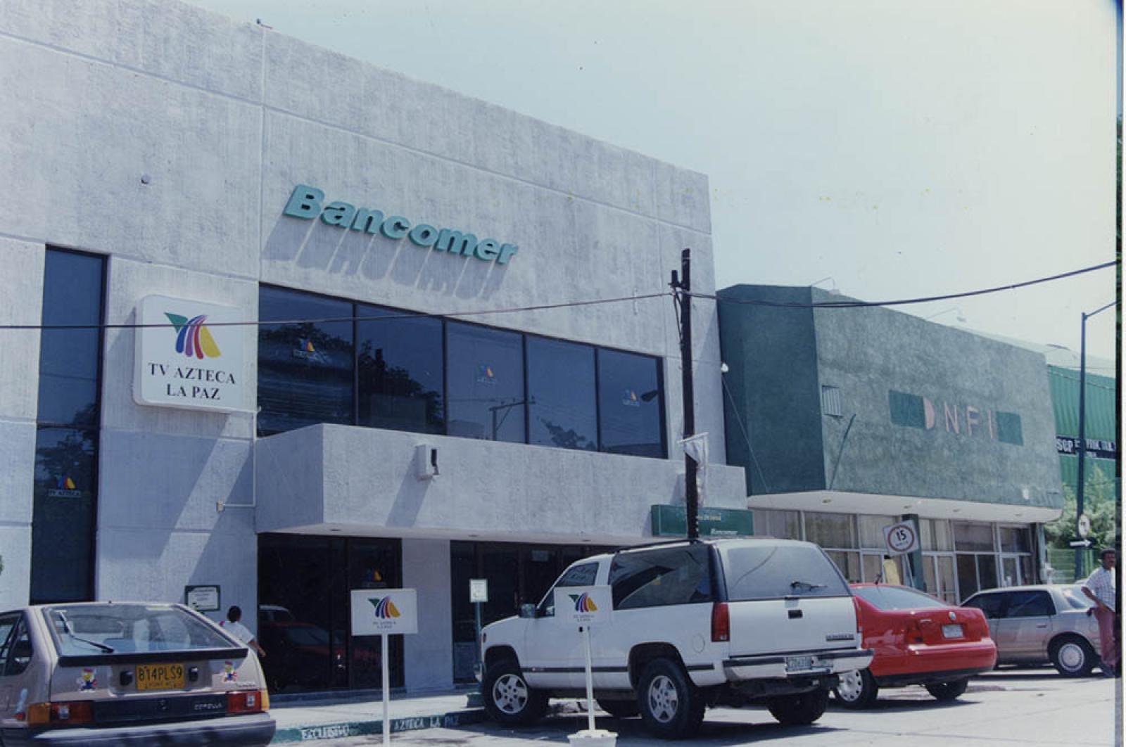 Instalaciones de TV Azteca y banco Bancomer, sobre la calle 16 de Septiembre, La Paz, Baja California Sur.