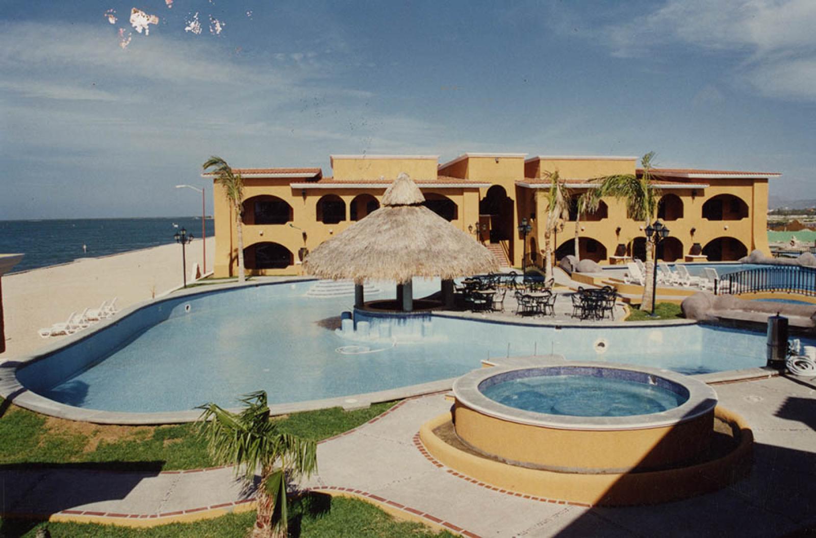 Instalaciones y alberca del hotel Grand Plaza, La Paz.