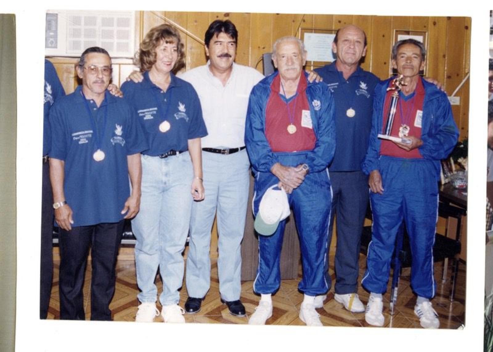 Integrantes de equipo deportivo ISSSTE.