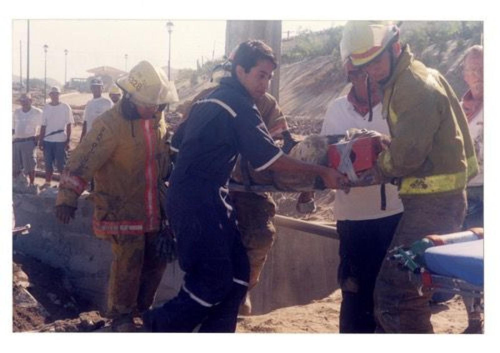 Integrantes del Cuerpo de Bombero auxilian en accidente.