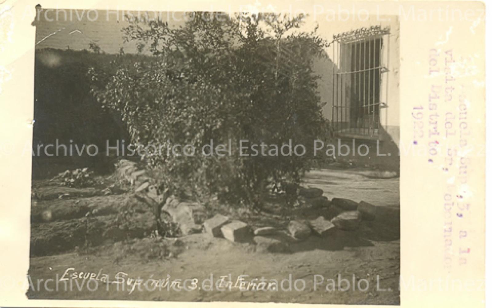 Interior de la Escuela Superior 3 de San José del Cabo, a la visita del gobernador en 1922.