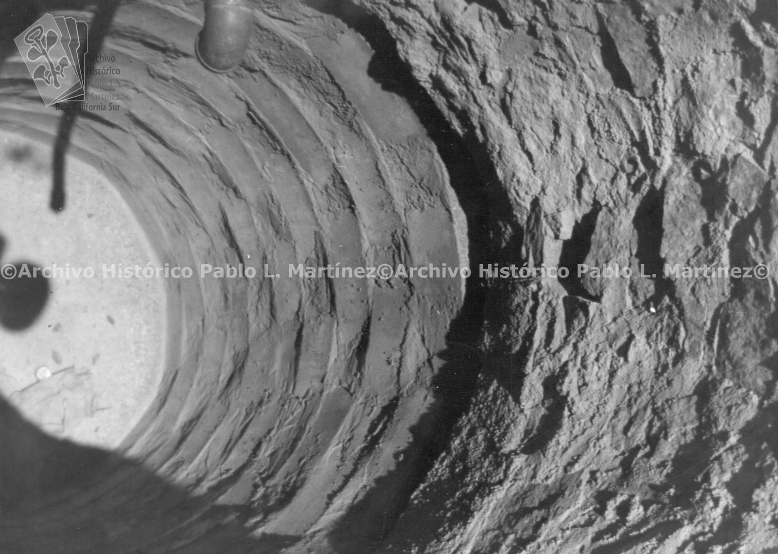 Interior del depósito del agua que se bombeará al tanque de almacenamiento para la instalación de agua potable en San Bartolo, Baja California.