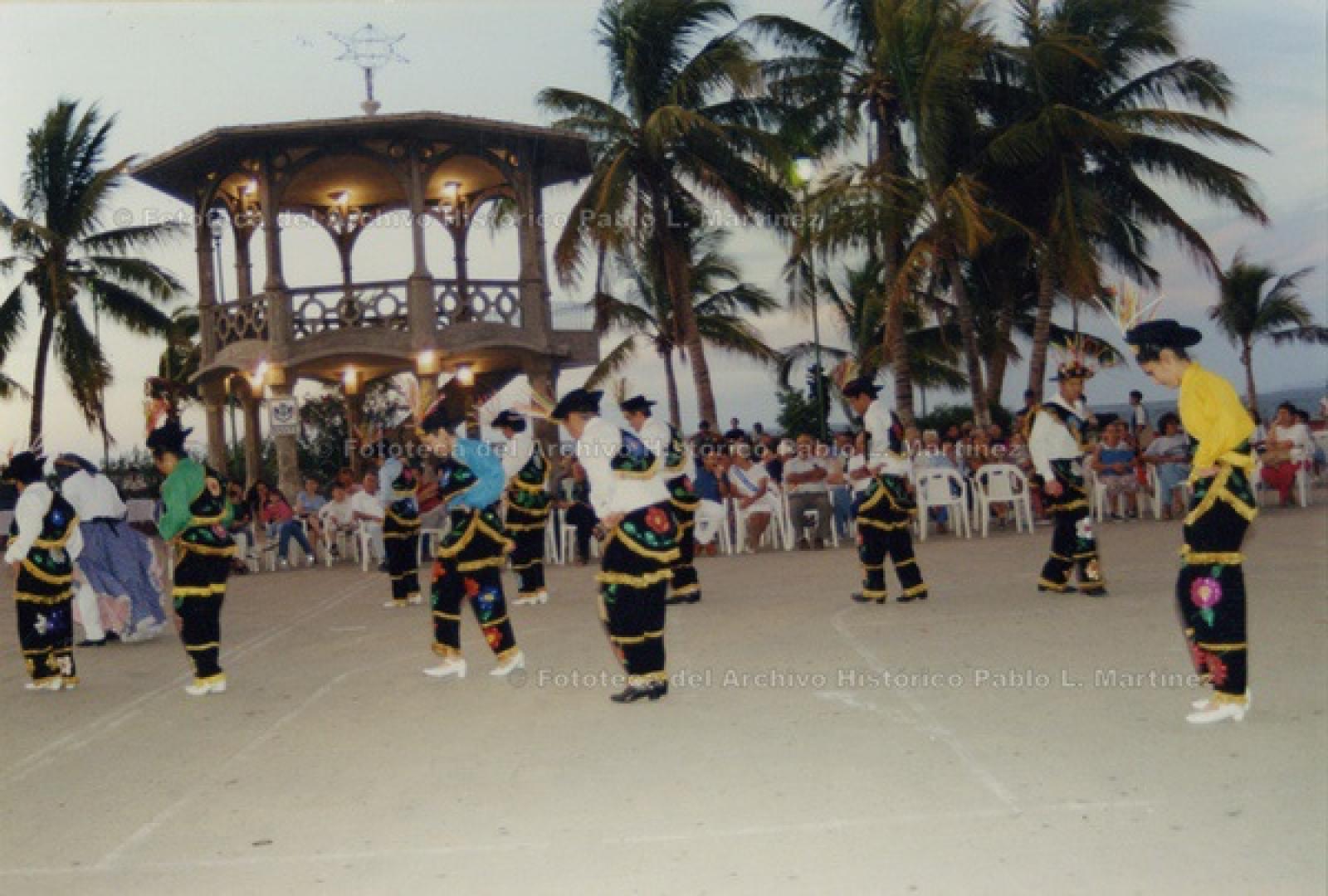 Interpretación de baile folkclórico frente al kiosco del malecón, La Paz.