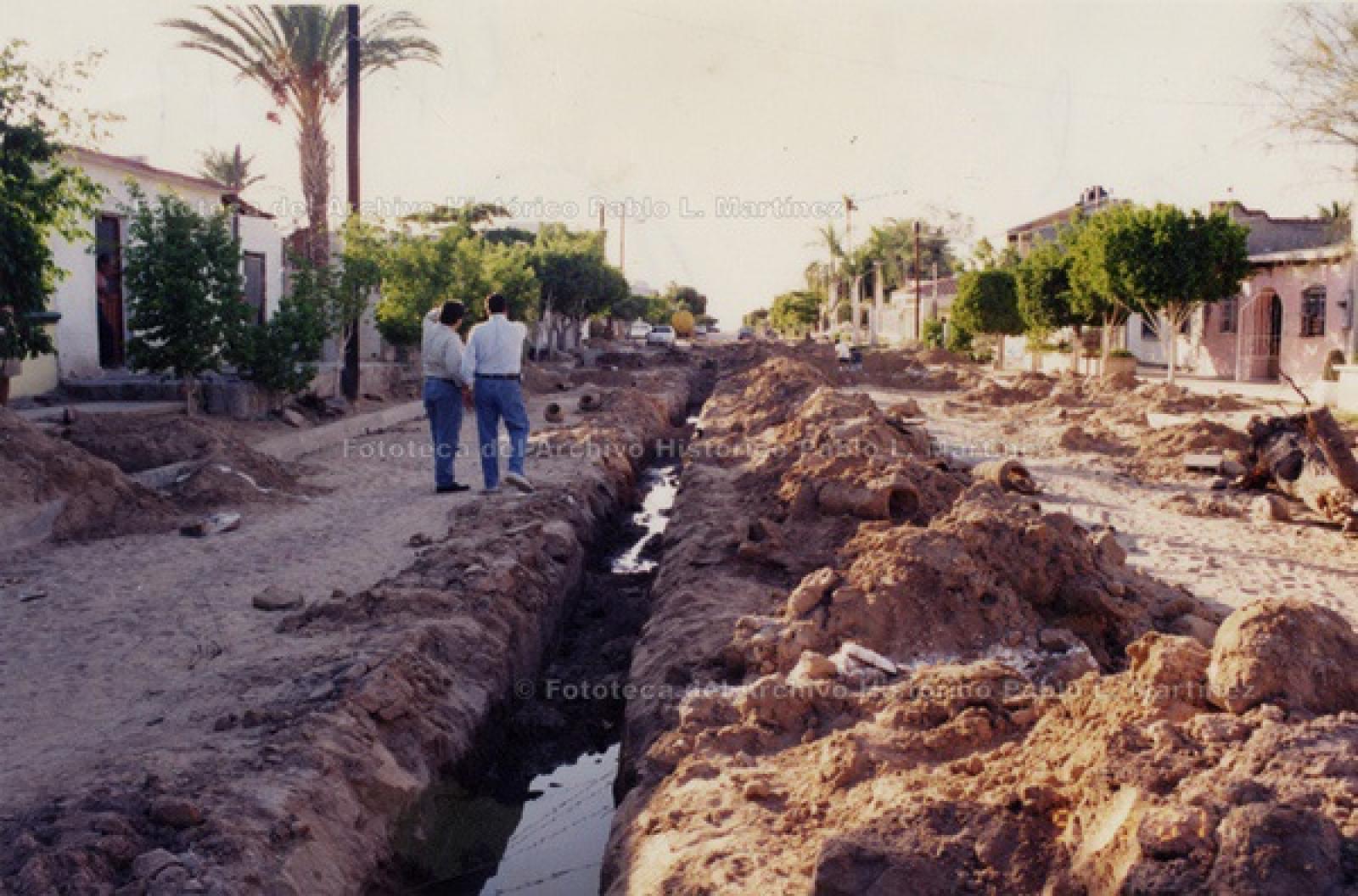 Introducción de drenaje a calle de la Paz.