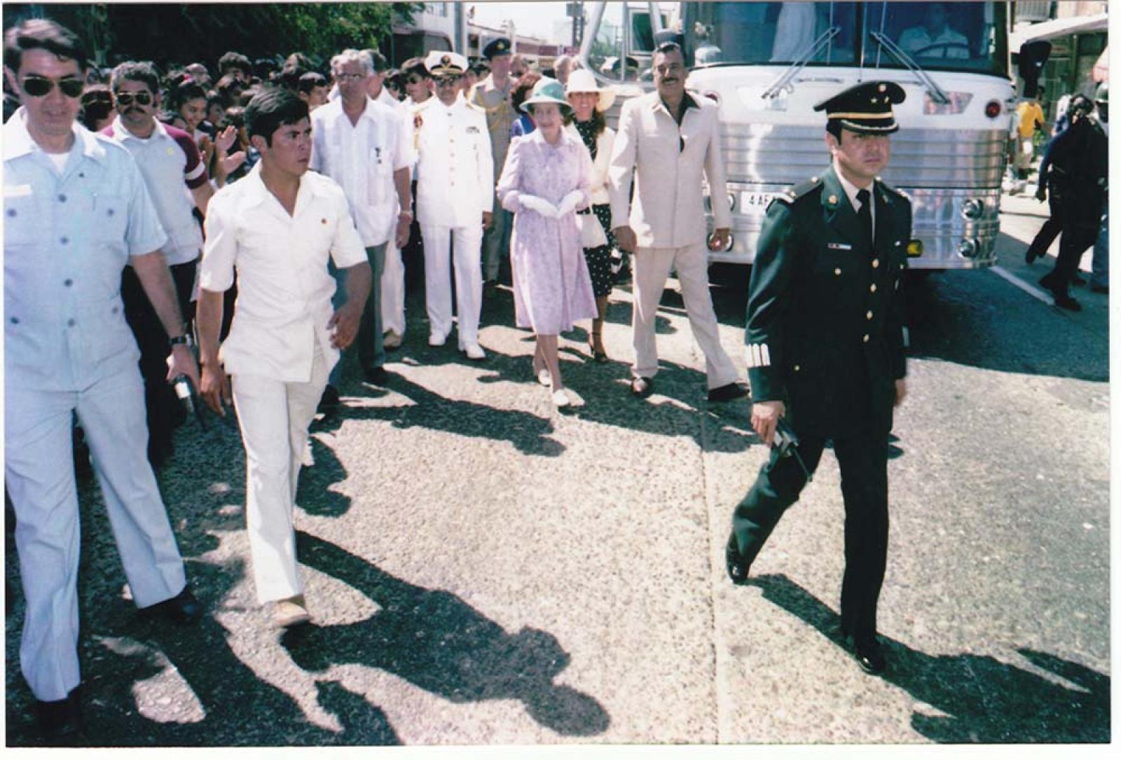Isabel II con Alberto Andrés Alvarado, acompañados por multitud.