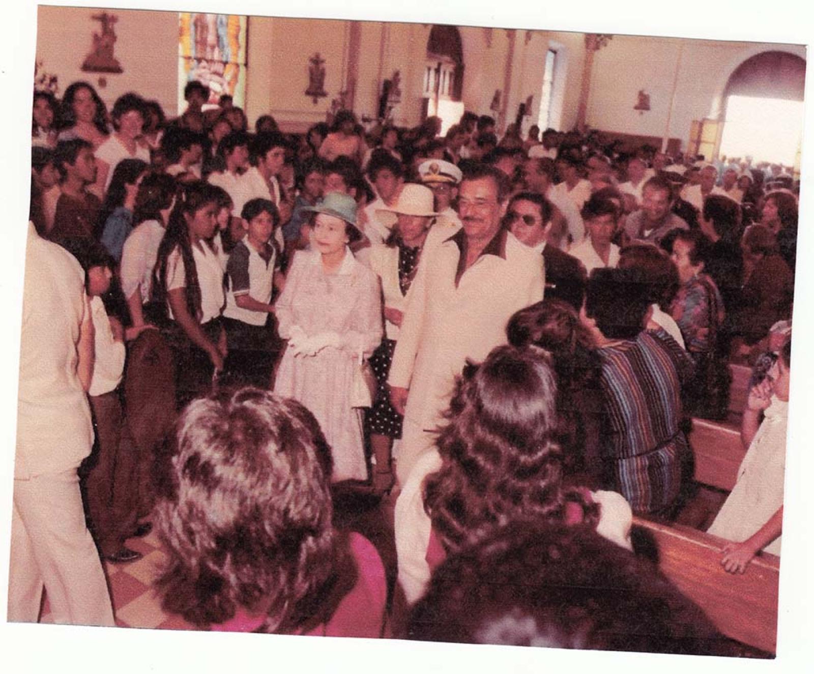 Isabel II visita la catedral de Nuestra Señora de La Paz.