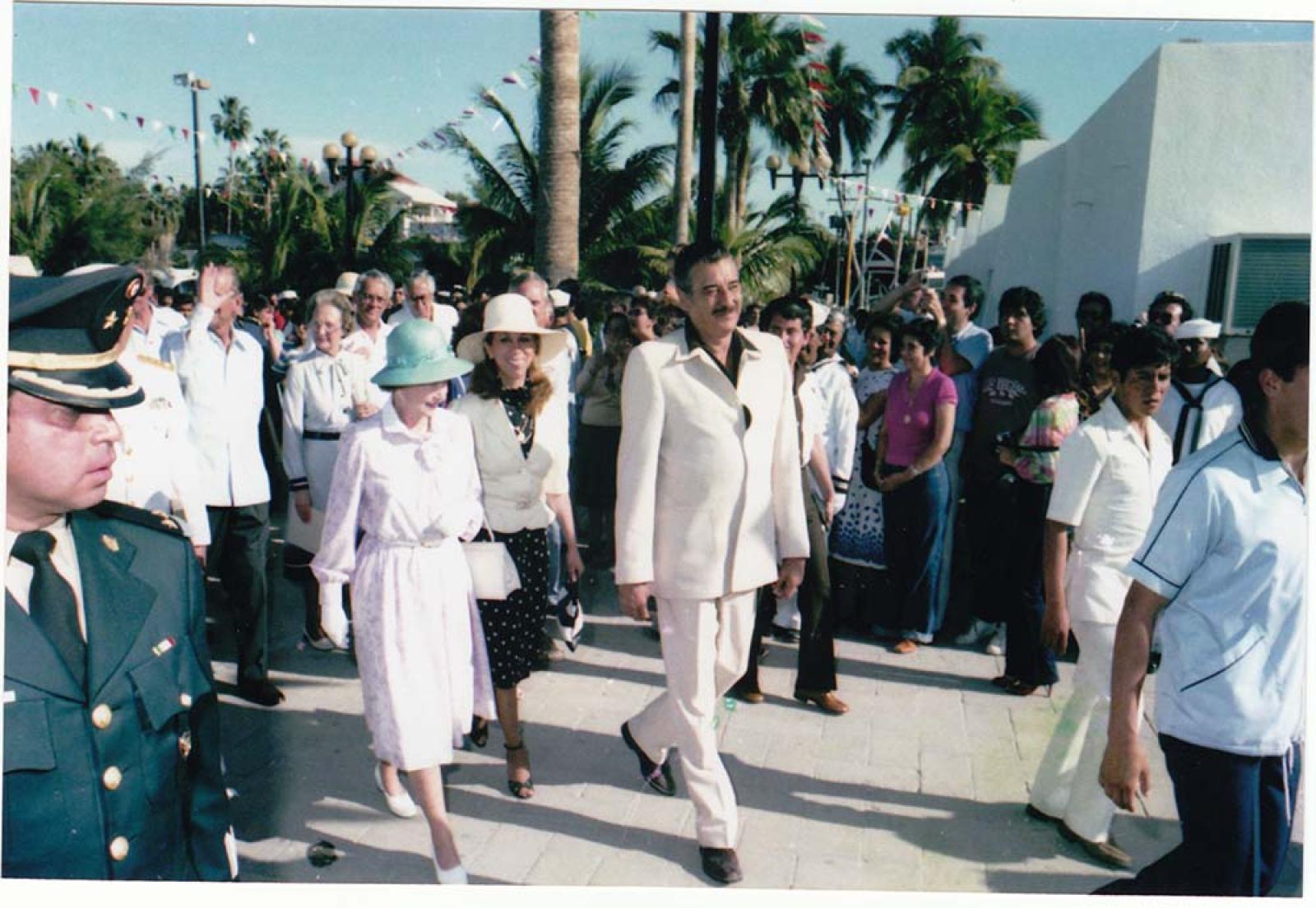 Isabel II y comitiva, en malecón de La Paz.