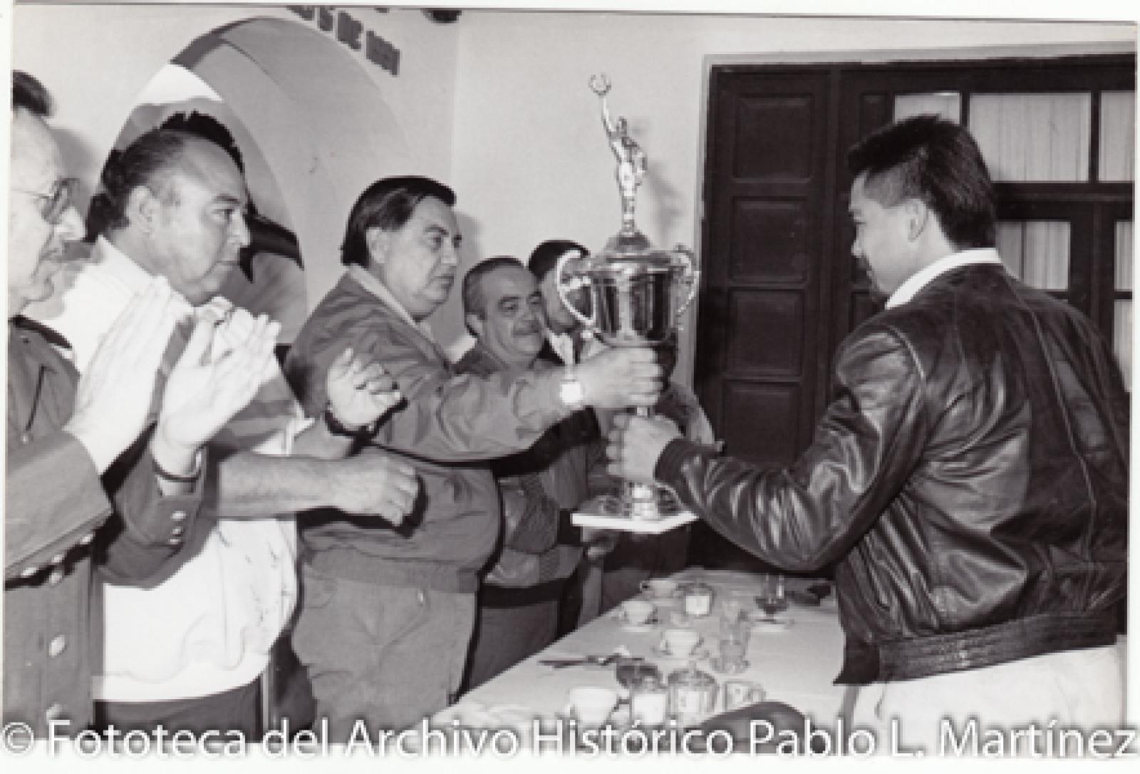 Isaías Lucero “La Bestia” recibe trofeo.