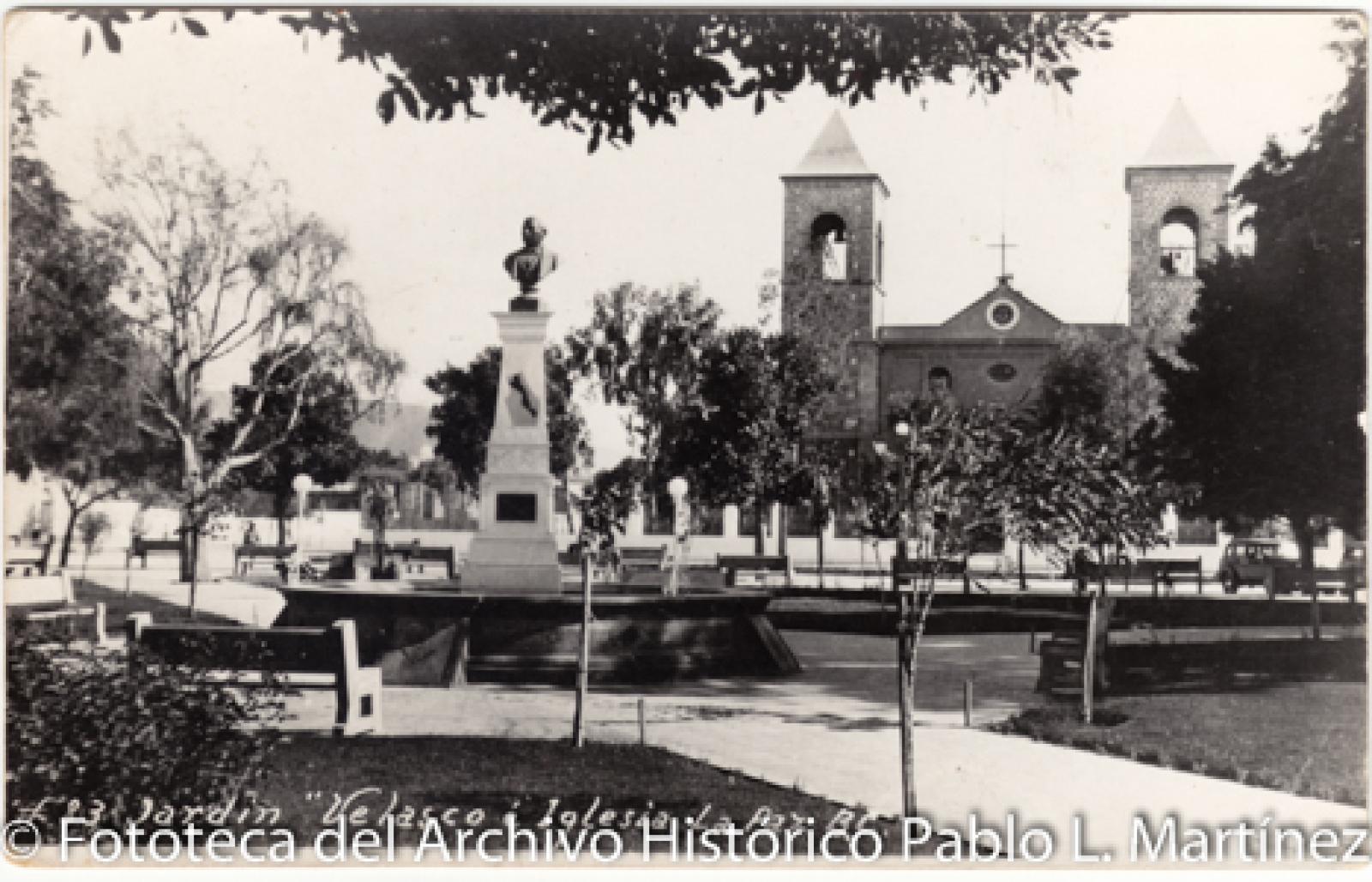 “Jardín Velasco e Iglesia, La Paz, B. C. S.”