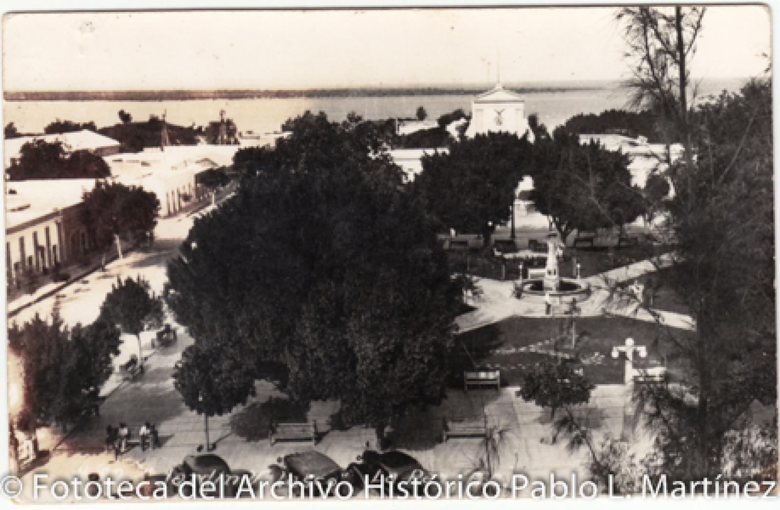 Jardín Velasco sin kiosco, en su lugar esta una fuente y monumento frente a la Casa de Gobierno. La Paz, Baja California.