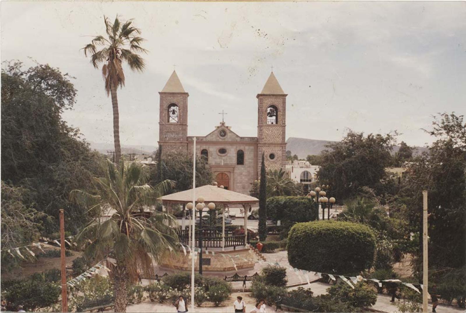 Jardín Velasco y Catedral de La Paz.