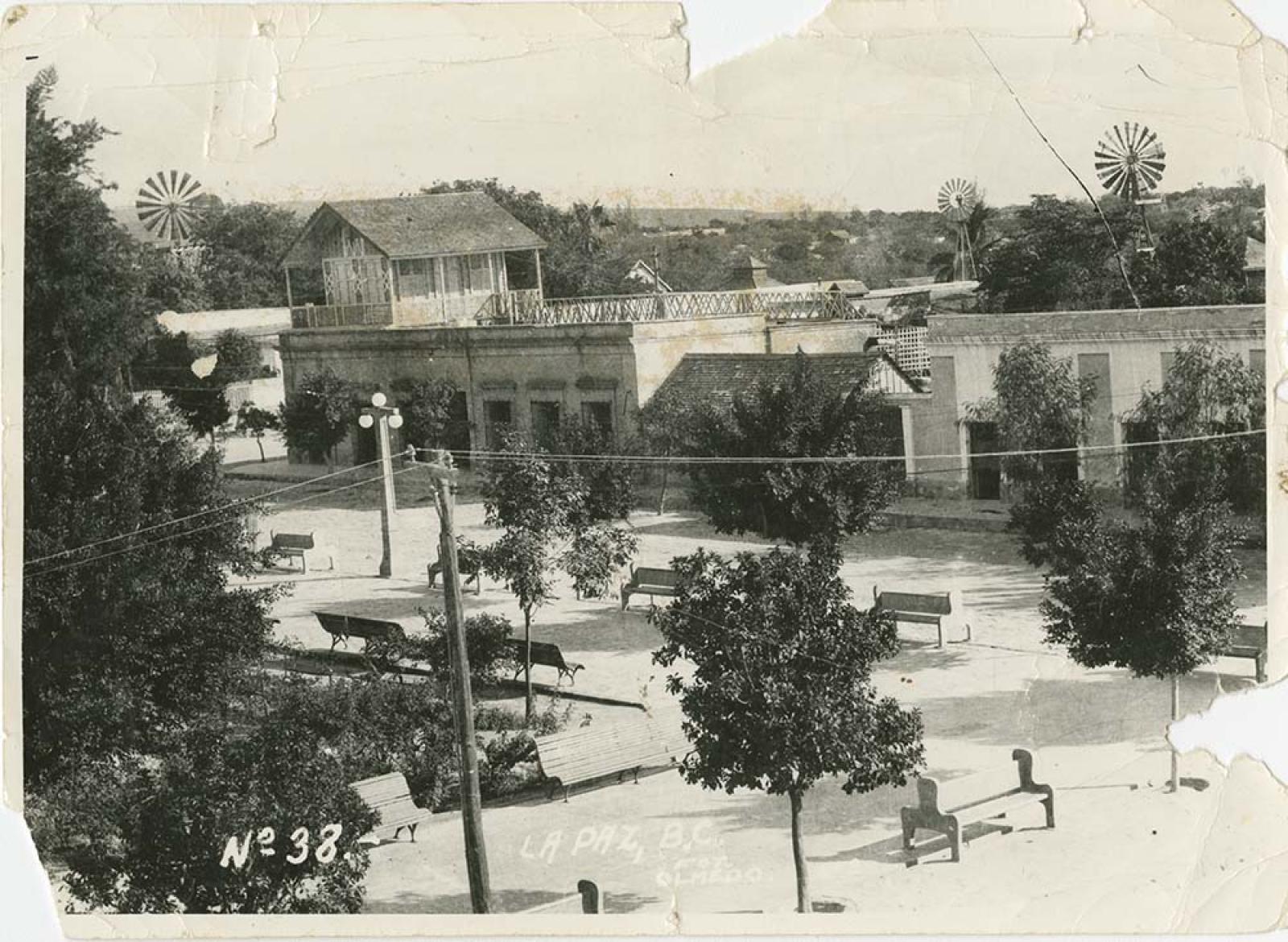 Jardín Velasco y edificaciones sobre la calle Independencia.