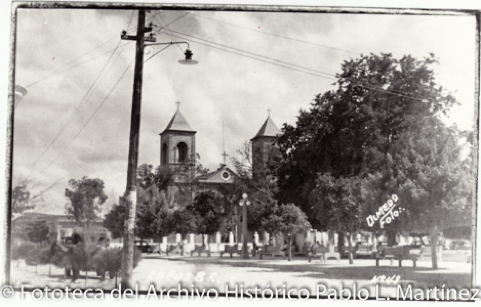 Jardín Velasco y la catedral de La Paz, B.C.S.