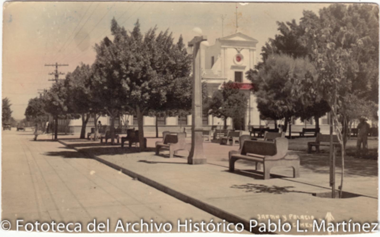 “Jardín y Palacio Municipal, La Paz.”