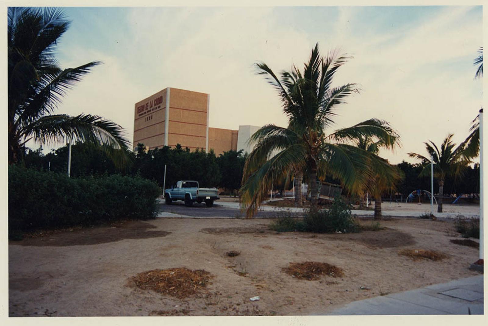 “Jardines que rodean al teatro de la Ciudad”.