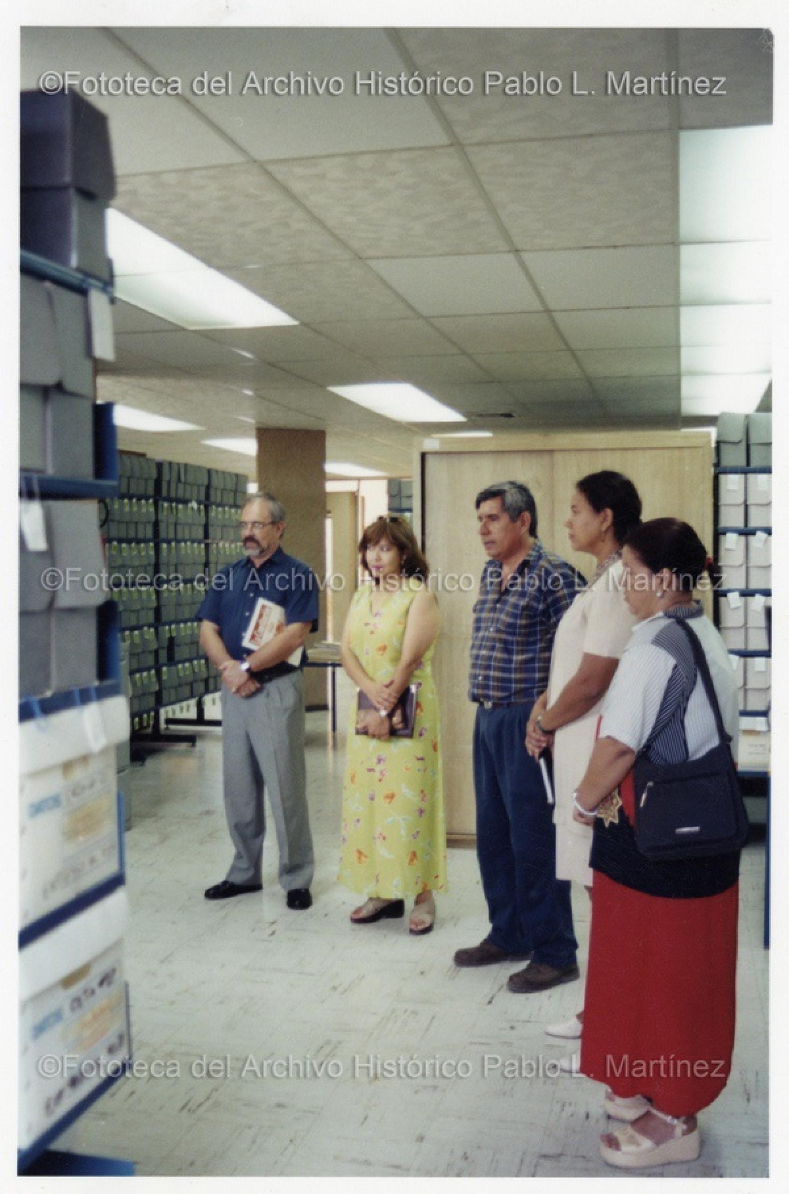 Jesús Ernesto Adams Ruiz y acompañantes en el Archivo Histórico Pablo L. Martínez.