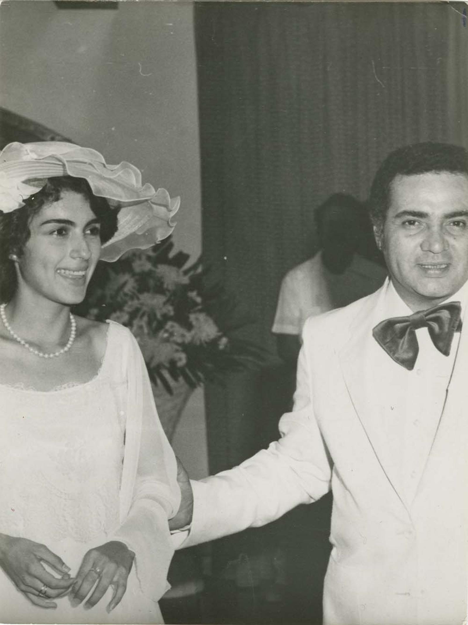 Jesús Meza, acompañado por mujer.