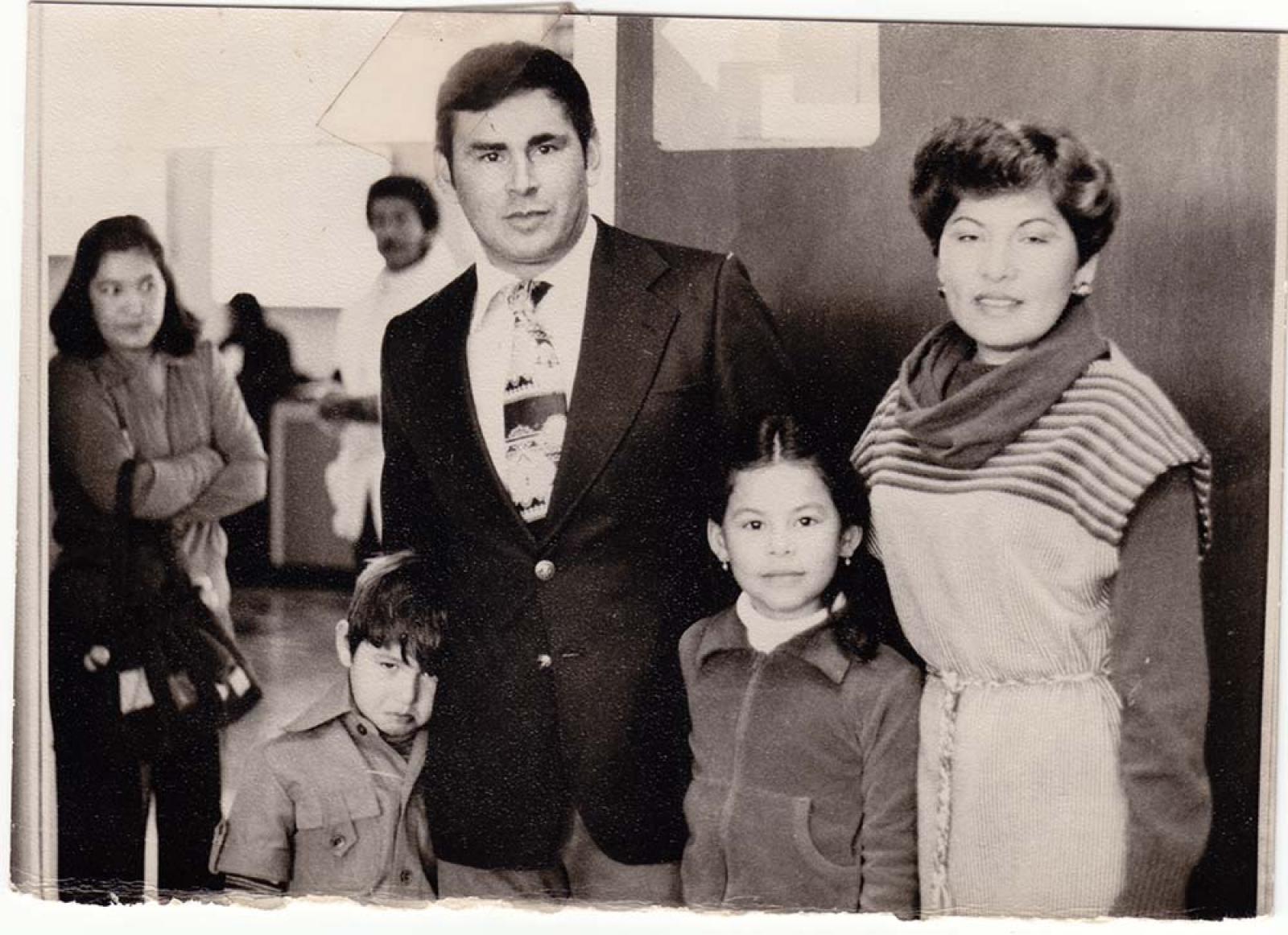 Jesús Murillo y familia en aeropuerto.