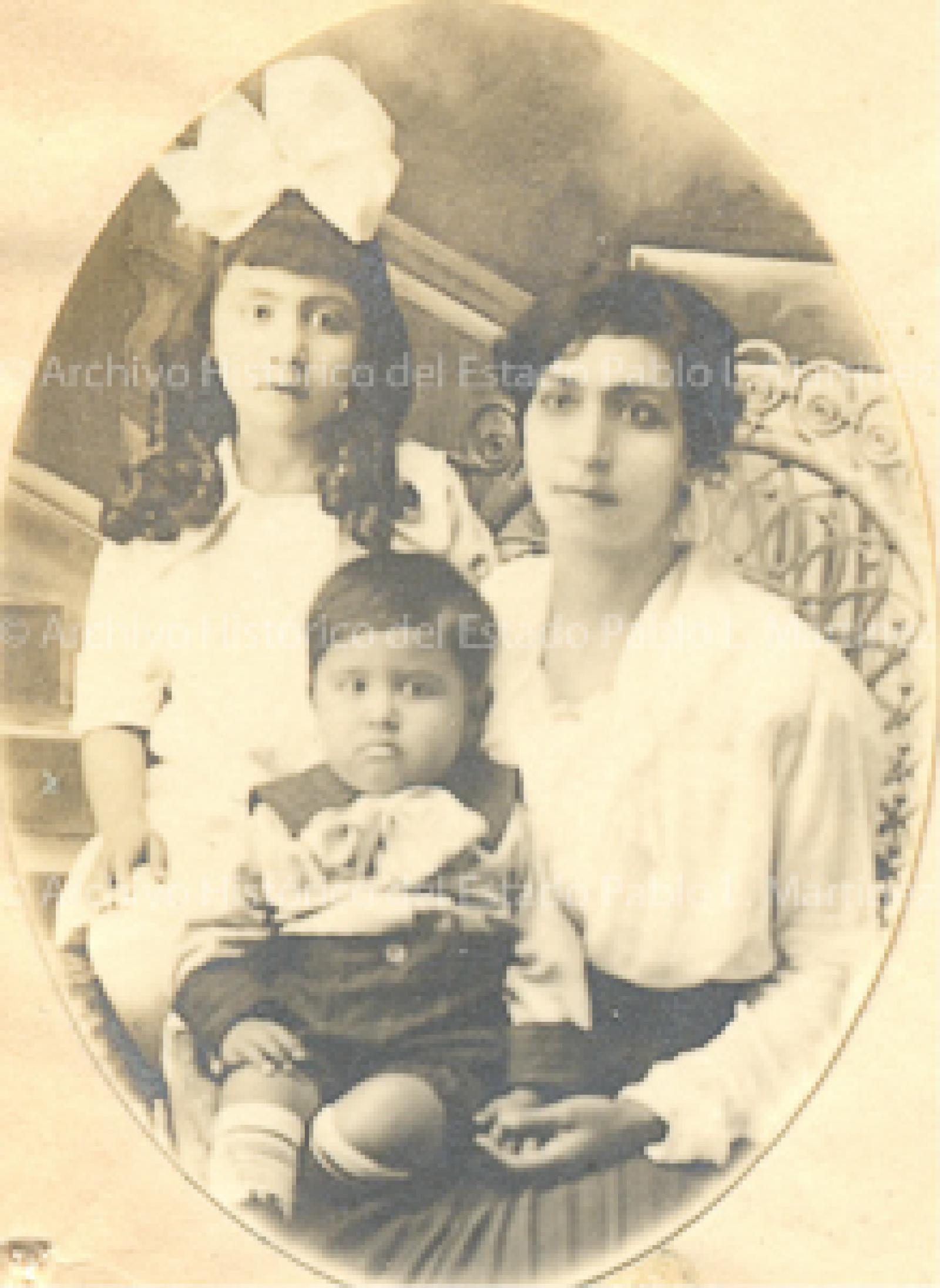 Jesús Trasviña de Pedroza  y sus hijos Herminia Pedroza y José Pedroza.