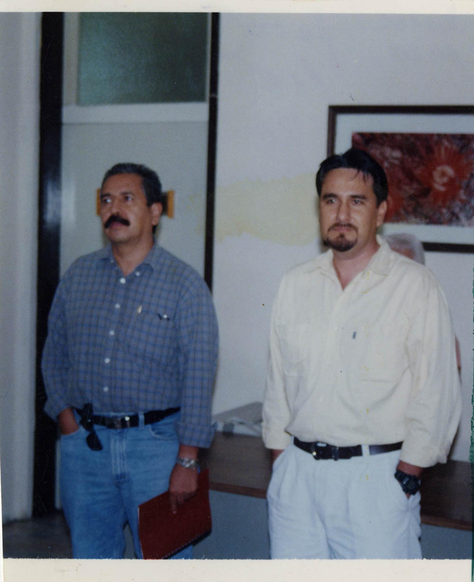 Jorge Amao y acompañante en oficina.