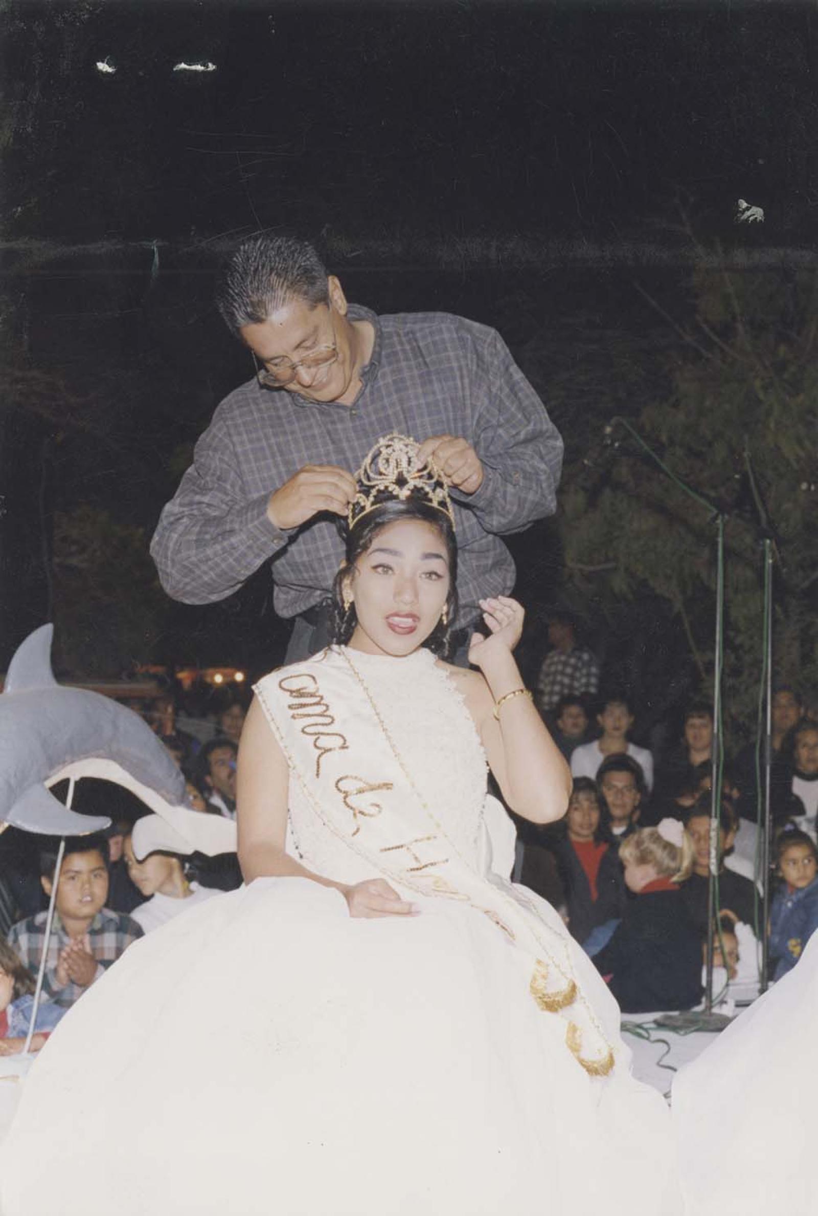 Jorge Hernández coloca corona a dama de honor.