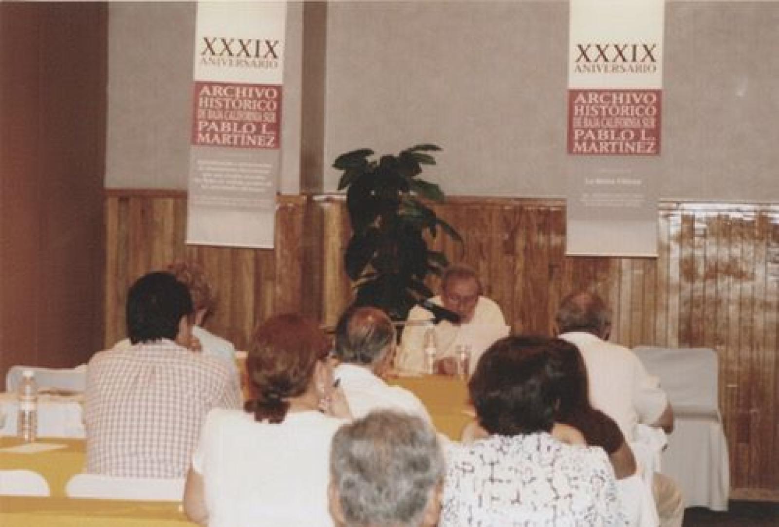 Jorge Ruíz Dueñas dicta su ponencia Entre la Misión de la Memoria Histórica y la Panacea de la Transparencia, a público.
