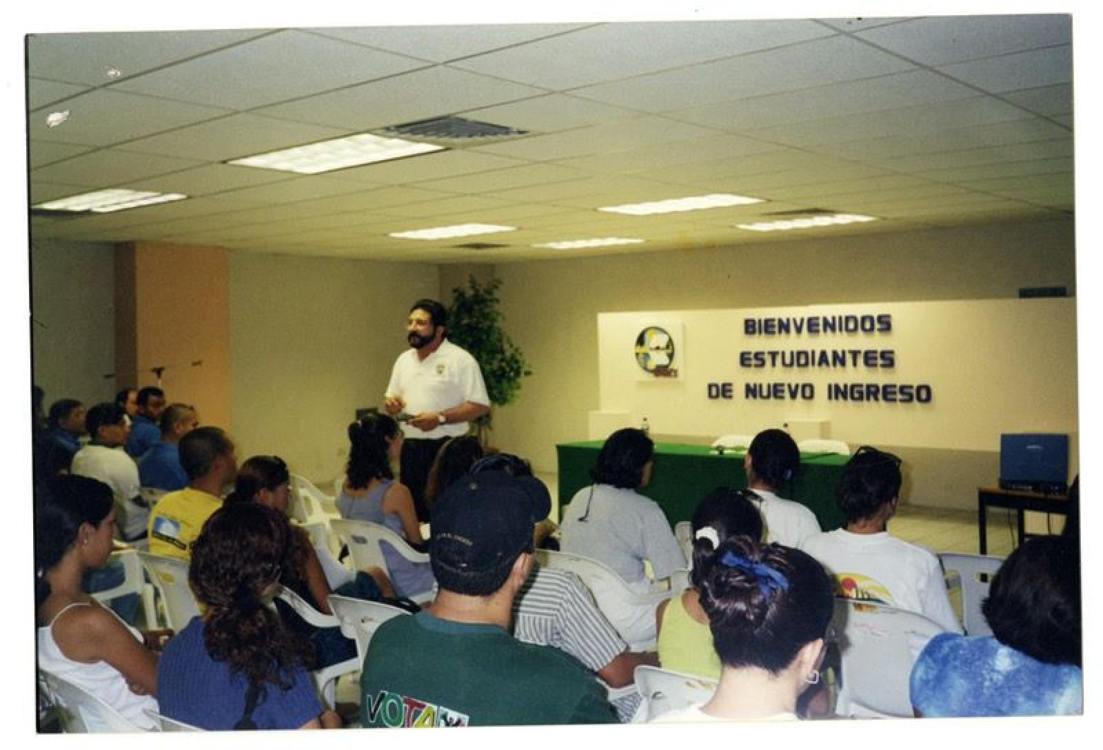 Jorge Vale da bienvenida a estudiantes de nuevo ingreso.