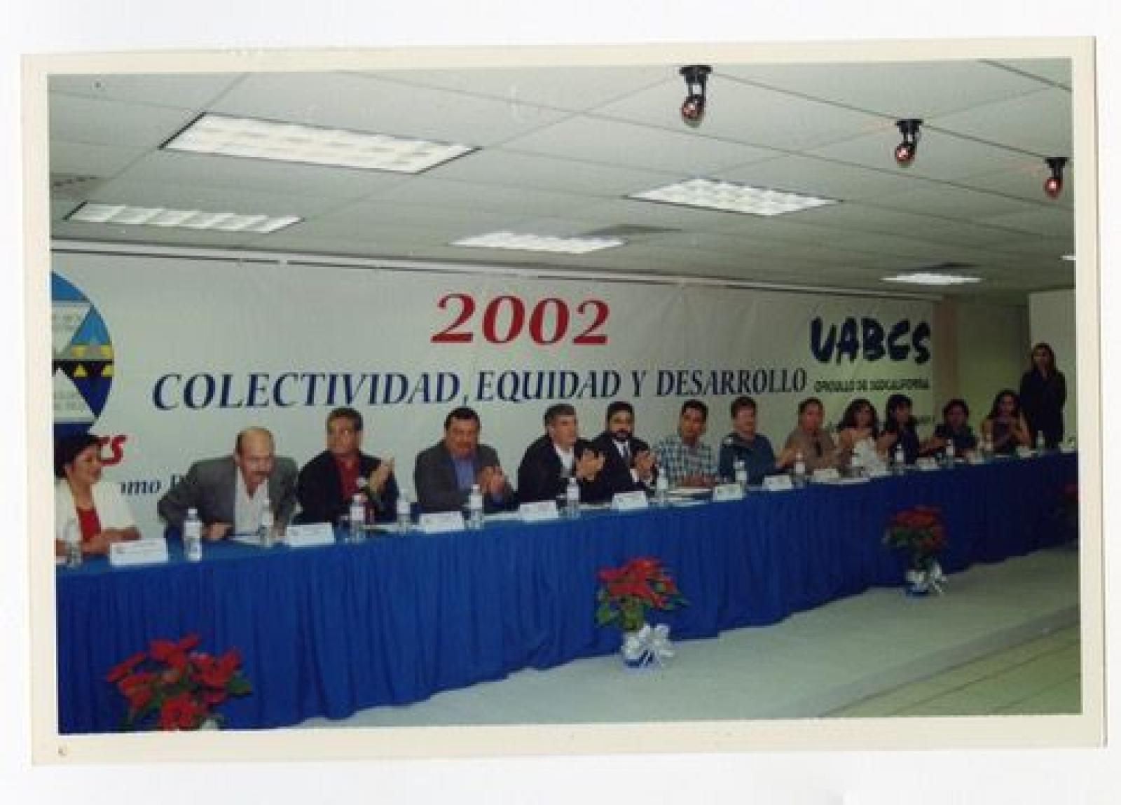 Jorge Vale, Valentín Castro y acompañantes que integran la mesa del presídium en evento de la Universidad Autónoma de Baja California Sur.