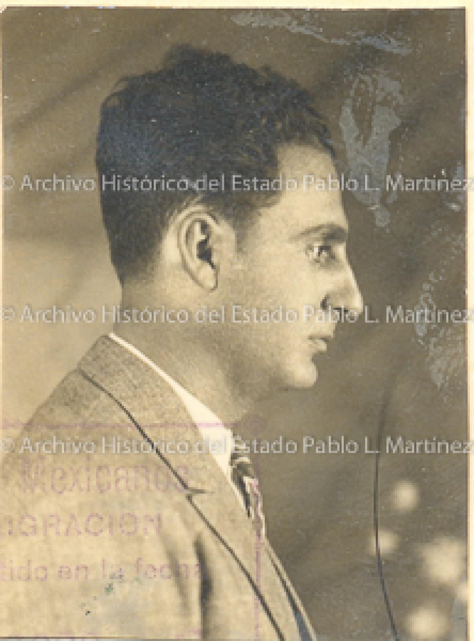 José Adato de perfil.