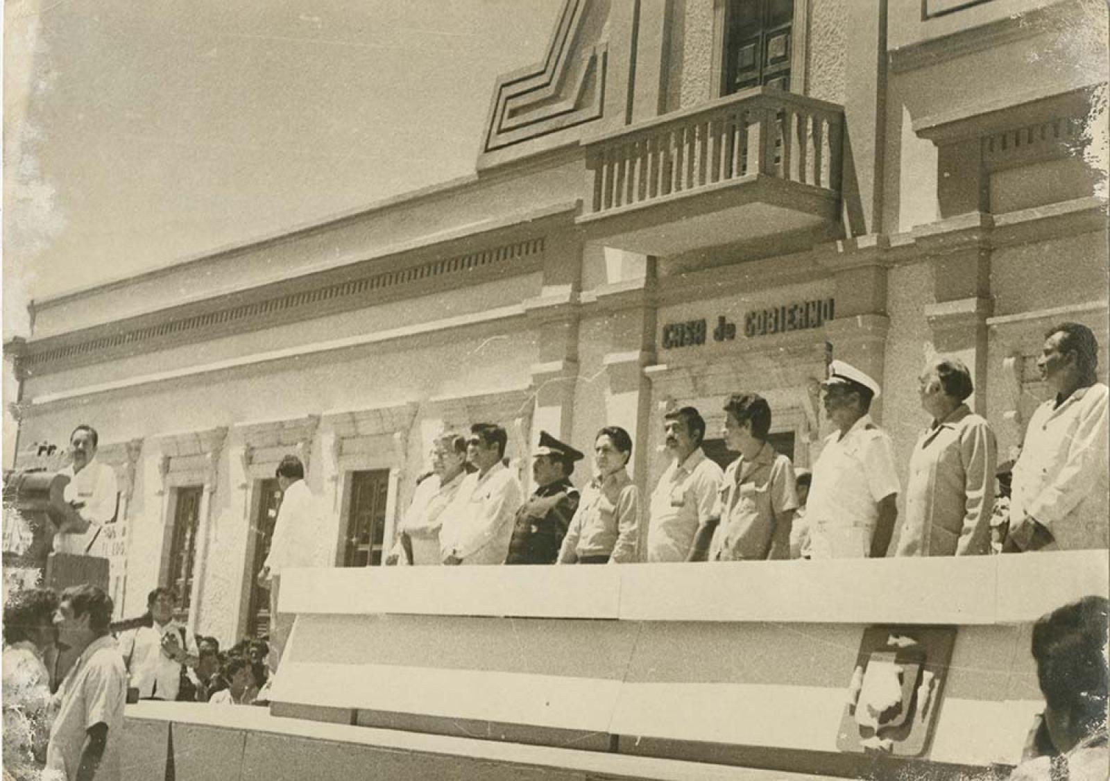 José López Portillo, Ángel César Mendoza Arámburo y funcionarios públicos en inauguración de la antigua Casa de Gobierno.